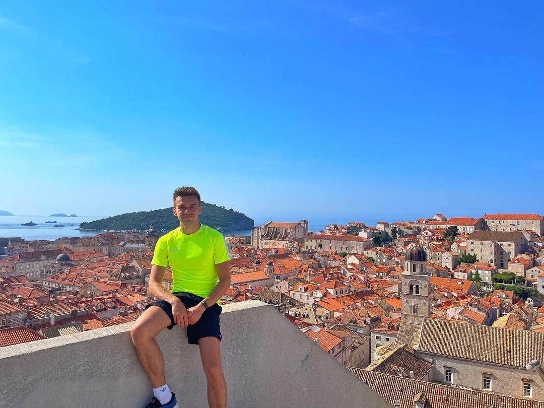 REAL MAN ACC l POSTS IN DIFFERENT DAYS